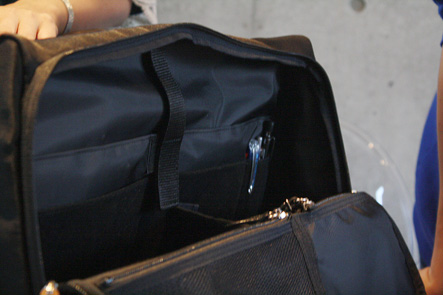パソコンバッグの中のポケットの素材がベルクロになった。